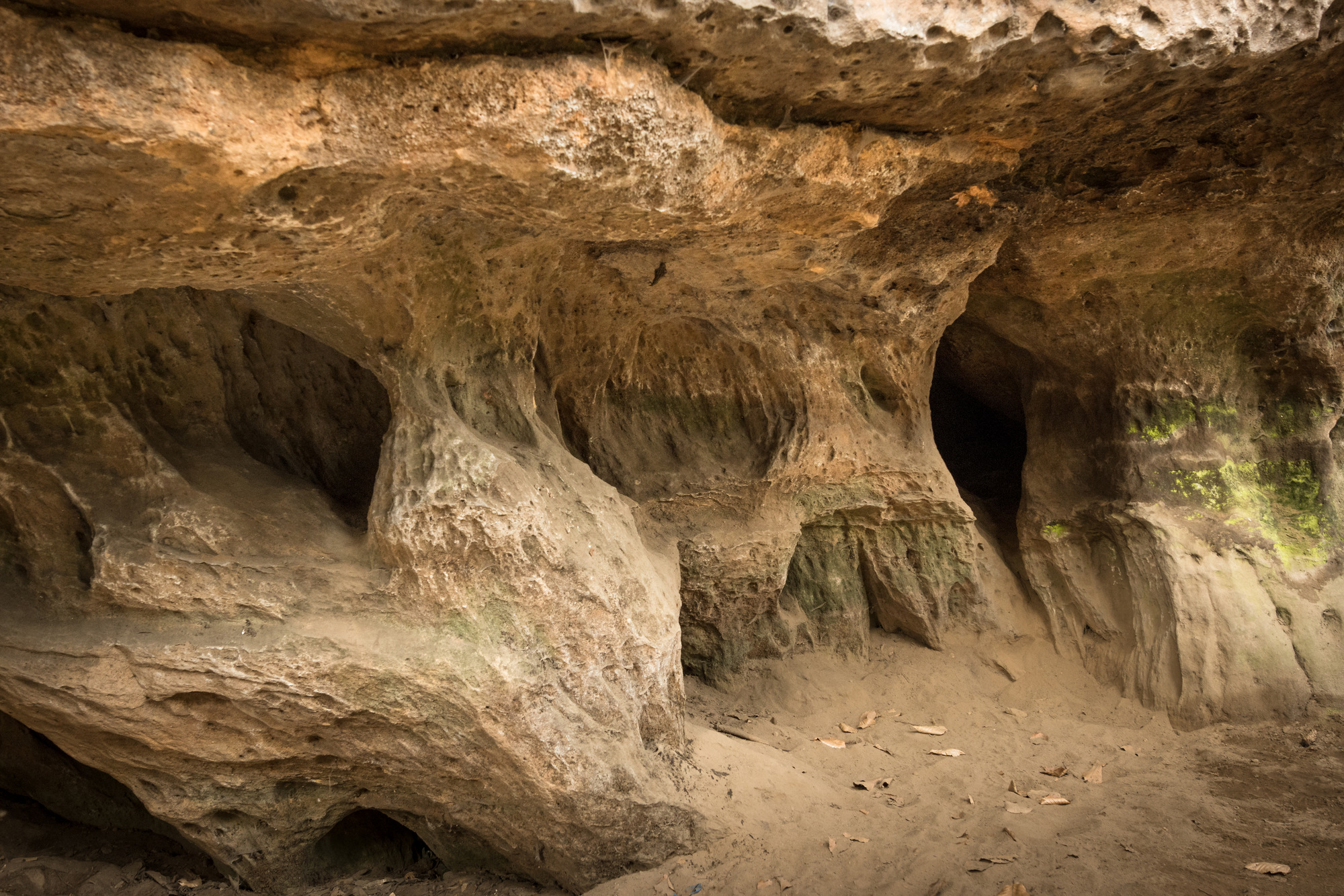 Eine der vielen kleinen Höhlen am Quirl